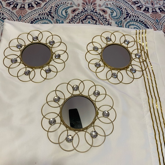 Wall decor gold tone